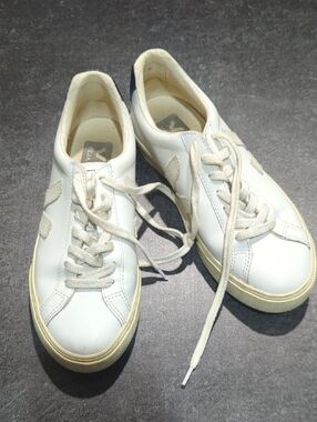 Veja White Leather Low-Top Sneakers with Cream Soles